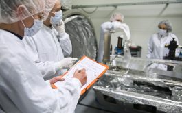 2017/12 - JY Duhoo from the SPIROU magazine takes notes and sketches for a new episode of the SPIRou comic strip adventures (©S.Chastanet - CNRS/OMP)