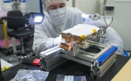 2017/12 - Referencing the fold mirror before removing it from its mount (©S.Chastanet - CNRS/OMP)