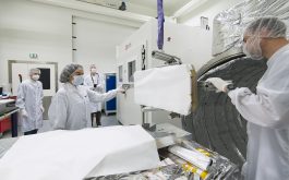 2017/12 - Removing the off-axis parabola from the SPIRou bench (©S.Chastanet - CNRS/OMP)