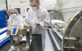 2017/12 - Preparing the grating mount before disassembly (©S.Chastanet - CNRS/OMP)