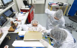 2017/12 - Installing the grating cover (©S.Chastanet - CNRS/OMP)