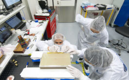 2017/12 - Installing the grating cover (©S.Chastanet - CNRS/OMP)