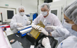 2017/12 - Packing the grating (©S.Chastanet - CNRS/OMP)