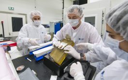 2017/12 - Packing the grating (©S.Chastanet - CNRS/OMP)