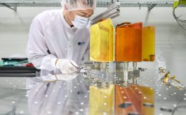 2017/12 - Removing the prisms assembly from the SPIRou bench (©S.Chastanet - CNRS/OMP)