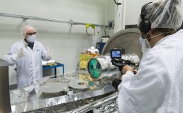 2017/12 - JF Donati outlines the main science goals of SPIRou and their implications in terms of instrument design to Pascal Varambon (©S.Chastanet - CNRS/OMP)