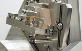 2017/10 - Internal view of the slicer miniature optical system (©S.Chastanet – CNRS/OMP)