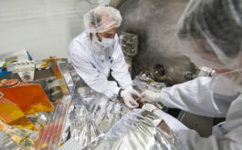 2017/12 - Removing the fibers from the SPIRou bench before packing (©S.Chastanet - CNRS/OMP)