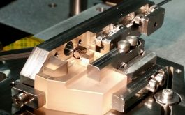 2017/01 - Internal view of the SPIRou pupil slicer during assembly. The Zerodur base on which the slicer components are installed is only about 5 cm in size (©Y.Micheau – IRAP/OMP)