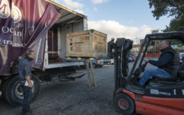 2017/12 - Loading the crates (©S.Chastanet - CNRS/OMP)