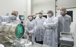 2017/12 - Driss Kouach details the main technical features of SPIRou for Elisabeth Borredon, Pierre Cabaré, Bertrand Monthubert and Sébastien Nadot (from left to right) (©S.Chastanet - CNRS/OMP)