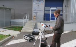2017/11 - Sacha Foschino from the UPS-IN-SPACE student association at Université de Toulouse Paul Sabatier, is participating to the experiment and setting up the solar telescope with its automatic tracking to be used for feeding SPIRou with light from the Sun (©Z.Challita - IRAP/OMP)