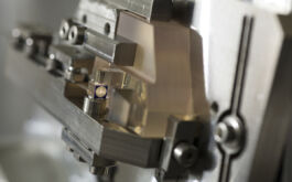 2017/10 - Light is injected through the 90-µm fibers positionned in v-grooves below the pupil slicing mirror, and comes out as a triple set of 4 slices formed on the mirror stack above the slicing mirror. (© S. Chastanet – CNRS/OMP)