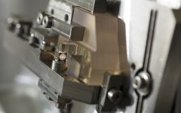 2017/10 - Light is injected through the 90-µm fibers positionned in v-grooves below the pupil slicing mirror, and comes out as a triple set of 4 slices formed on the mirror stack above the slicing mirror. (© S. Chastanet – CNRS/OMP)