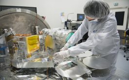 2017/12 - Dismounting the Hartmann mechanism before packing (©S.Chastanet - CNRS/OMP)