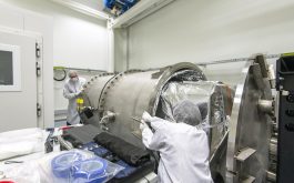 2016/10 - Closing the cryostat dewar by translating the movable cylindrical section
(©SChastanet-CNRS/OMP)