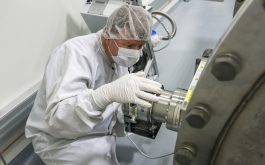 2016/10 - Connecting the primary vacuum pump (©SChastanet-CNRS/OMP)