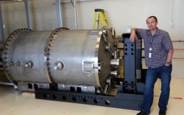 2015/09 - The SPIRou cryostat and its support structure next to Vlad Reshetov, the NRC-H engineer who designed it (©SPIRou team)