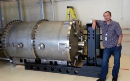 2015/09 - The SPIRou cryostat and its support structure next to Vlad Reshetov, the NRC-H engineer who designed it (©SPIRou team)