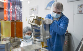 2018/02 - Installing the R2 echelle grating on the SPIRou optical bench #1 (© S. Chastanet - CNRS/OMP)