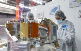 2018/02 - Installing the R2 echelle grating on the SPIRou optical bench #2 (© S. Chastanet - CNRS/OMP)