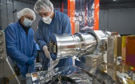 2018/02 - Installing the engineering H2RG detector at the focal plane of the SPIRou dioptric camera (© S. Chastanet - CNRS/OMP)