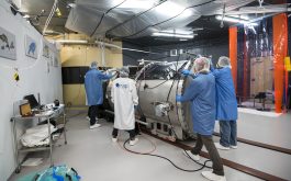 2018/02 - Closing the SPIRou vessel prior to the start of the first cryogenic cycle at CFHT (© S. Chastanet - CNRS/OMP)