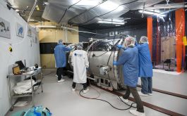 2018/02 - Closing the SPIRou vessel prior to the start of the first cryogenic cycle at CFHT (© S. Chastanet - CNRS/OMP)