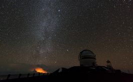 2018/02 - The Milky Way stretching from the distant lava flow (left) above the nearby Gemini North telescope as viewed from the CFH telescope (© S. Chastanet - CNRS/OMP)