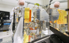 2016/12 - Reference masks (left), prism train and folding mirror in their mounts (middle), whose position on the optical bench is indexed with stepped brass pins (© S. Chastanet – CNRS/OMP)