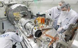 2017/02 - Connecting the camera with thermal straps and temperature sensors (©S.Chastanet – CNRS/OMP)