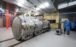 2018/02 - Opening the SPIRou vessel following the first vacuum test #2 (© S.Chastanet - CNRS/OMP)