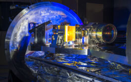 2021/02 - The new SPIRou spectrograph / spectropolarimeter, thanks to which our new results were secured, was installed at the Canada-France-Hawaii Telescope in 2018. SPIRou is a cryogenic instrument cooled down at -200°C that needs to be thermally regulated at the extreme stability level of 0.001°C to be able to detect planets like that of AU Mic. © SPIRou team / S Chastanet (CNRS / OMP)