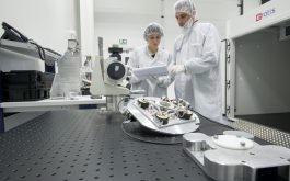 2016/03 - Lab tests of the ISU in the P2IS clean room of IRAP / OMP, with the climatic chamber in the back (right side) (©S.Chastanet - OMP)