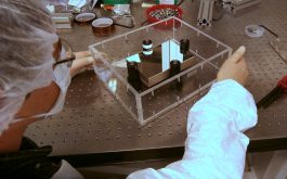 2016/04 - Visual inspection of the Zerodur folding flat mirror, at NRC-H (©Z.Challita - IRAP/OMP)