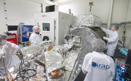 2017/03 - Crane-handling preparation of the active thermal screen prior to closure (©S.Chastanet – CNRS/OMP)