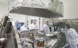 2017/03 - Crane-handling of the active thermal screen prior to closure (©S.Chastanet – CNRS/OMP)