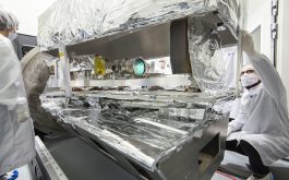 2017/03 - Closing the SPIRou cryogenic spectrograph before cooling (© S. Chastanet – CNRS/OMP)