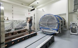 2016/09 - Cryostat installation inside the clean room (©SChastanet-CNRS/OMP)
