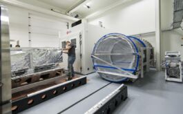 2016/09 - Cryostat installation inside the clean room (©SChastanet-CNRS/OMP)