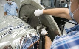 2016/09 - Optical bench screwing on the cryostat cover (©SChastanet-CNRS/OMP)