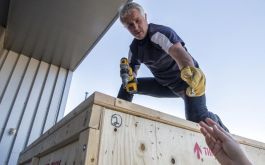 2016/09 - Crates opening with the help of René Dorignac from the GIS team based at Tarbes (©SChastanet-CNRS/OMP)