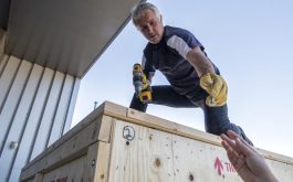 2016/09 - Crates opening with the help of René Dorignac from the GIS team based at Tarbes (©SChastanet-CNRS/OMP)