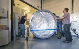2016/09 - Installation of the first vessel section inside the clean room (©SChastanet-CNRS/OMP)