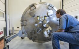 2016/09 - Cryostat cover inspection and cleaning (©SChastanet-CNRS/OMP)