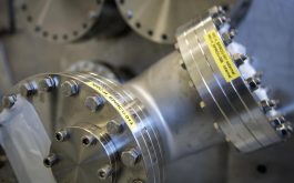 2016/09 - Hermetic feedthroughs of the cryostat cover (©SChastanet-CNRS/OMP)