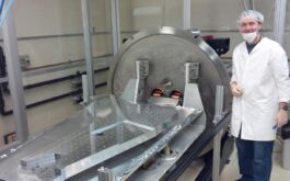 2016/02 - Our cryomechanics expert Vlad Reshetov from NRC-H next to the spectrograph vessel / bench (©NRC-H, Victoria)