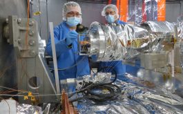 2018/03 - Philippe Vallée (UdeM) and Greg Barrick (CFHT) install the H4RG science-grade detector on the SPIRou camera at CFHT (© S. Baratchart – OMP/IRAP)