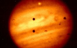 2018/03 - Jupiter as viewed with the SPIRou near-IR (Raptor SWIR) guiding camera. The two pinholes near the image centre are the main instrument entrance aperture and the alignement verification aperture (© C. Moutou – CNRS/CFHT)